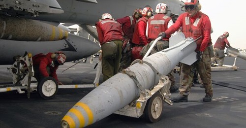 Seen in US Navy service, the Mk 83 BLU-110 bomb body that Israel is acquiring to replenish its stocks can be combined with the JDAM guidance kit to make a 1,000 lb precision-guided munition.