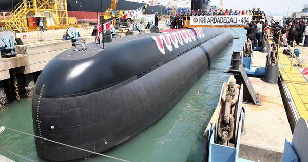 
        The Indonesia Navy's Nagapasa (DSME 209/1400)-class submarine KRI 
        Ardadedali 
        during its handover ceremony in April 2018 at DSME's Okpo shipyard.
       (DSME)