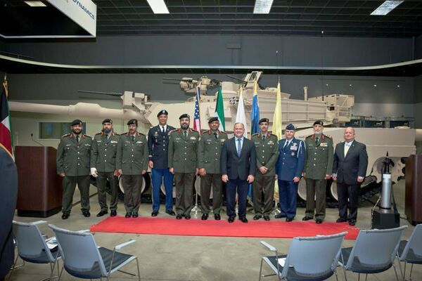 Kuwaiti officers pose with a M1A2K tank. (Kuwait Army General Staff HQ)