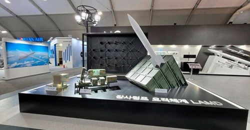 LIG Nex1's low-altitude missile defence system, a model of which is shown above, has a range of 7 km.