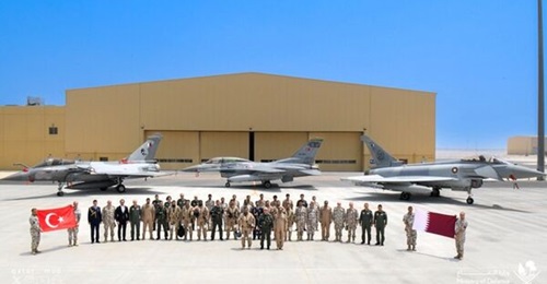 Qatari and Turkish air force personnel with their aircraft at Dukhan Air Base.