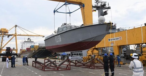 One of the two fast interceptor boats being unloaded from INS 
        
        in Nacala.