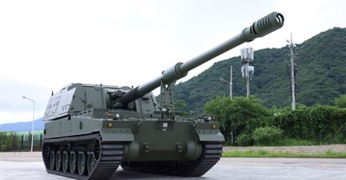 Hanwha Aerospace K9A2 self-propelled howitzer with composite rubber tracks.