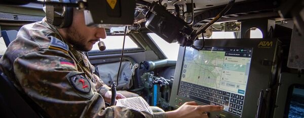 Member of the German Armed Forces working with the Battle Management System from Systematic. In the future, the Bundeswehr is looking to receive situational reports in real time from the digital command system.