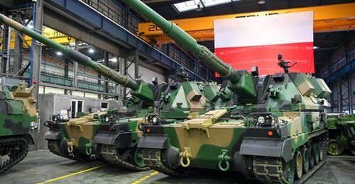 Two Krab self-propelled howitzers at the 23 December 2024 signing of a contract for Huta Stalowa Wola to supply 96 more of them to the Polish army.