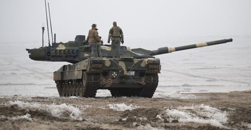 A Leopard 2A7HU MBT and crew of the HDF's 1st Armoured Brigade at the Hajmáskér firing and training range in January.