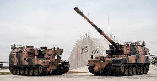 The AS10 AARV (left) and one of two AS9 SPHs that were formally delivered to the Australian Army on 27 February at Hanwha Defence Australia's facility in Avalon near Melbourne.