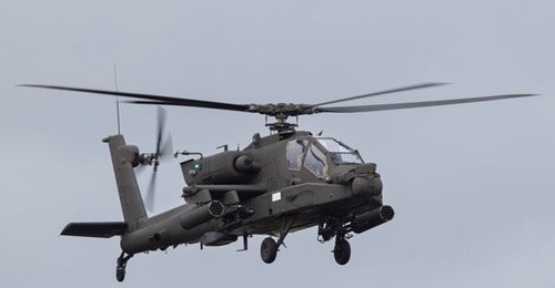 A US Army Boeing AH-64E Apache helicopter arrives at the Avalon 2025 international airshow on 25 March. Australian Army AH-64E v6 helicopters on contract are nearly identical to US Army AH-64Es, BDA has previously said.
