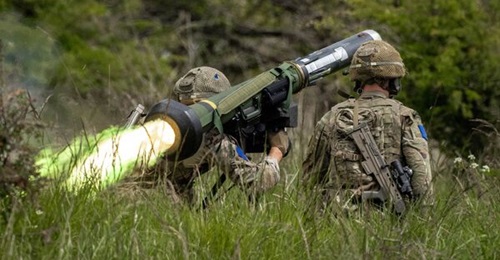 A Block 1E model Javelin missile with a standard (live) warhead being fired from a LWCLU during a test on Salisbury Plain in the UK in May 2025.