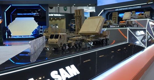 A model of Hanwha Systems' multifunction radar for the RoK Armed Forces' L-SAM II, displayed at the International Defence Exhibition & Conference (IDEX) 2025 held in Abu Dhabi in February.