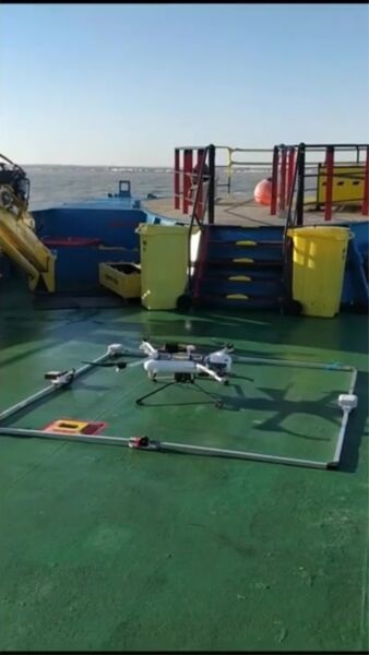 Image of a UAV mounted with a primary ARC-Landing radar and a network of secondary radars installed on a landing pad.