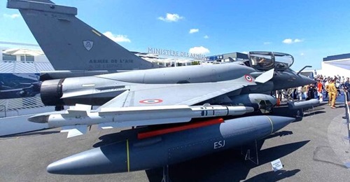Standout features of the F5 version of the Rafale displayed at the Paris Air Show 2025 included CFTs and an ESJ jammer pod.