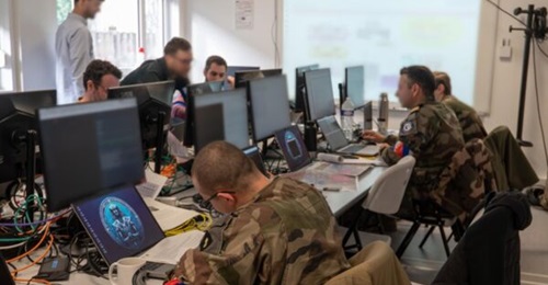 French military personnel from a cyber-intervention group taking part in 'DEFNET' 2025.