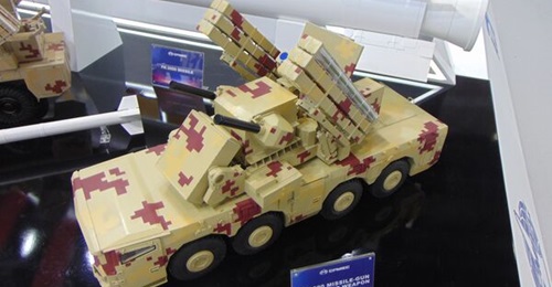 A model of the FK-2000 displayed at IDEX 2025. The rocket booster recorded in Sudan appeared to be nearly identical to the one on the model of the system's missile in the background.