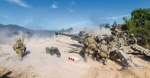 Australian Army soldiers from 105th Battery, 1st Regiment, Royal Regiment of Australian Artillery, prepare to reload an M777 lightweight towed howitzer gun shortly after firing a round at an exercise in May 2016 in Queensland.