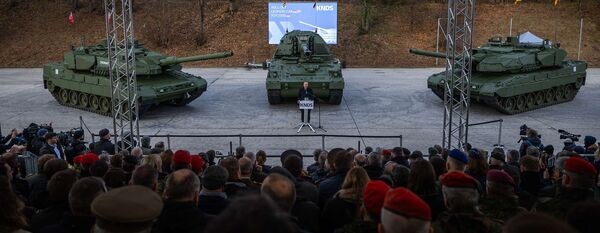 The first Leopard 2A8 MBTs for Germany (right) and Norway (left) and PzH 2000 A4 SPH (centre, behind Pistorius) were rolled out at KNDS Deutschland in Munich on 19 November.