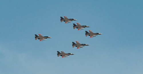 The first six Lockheed Martin F-16A/B Block 15 Fighting Falcons arrived at the FAA's Rio IV Material Area on 5 December 2025.