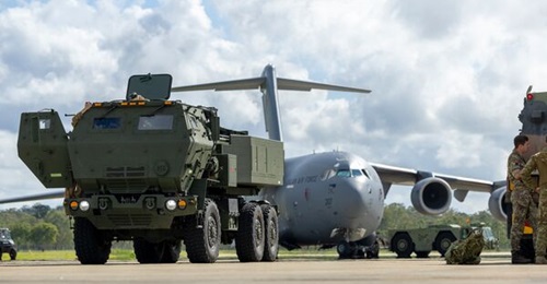 The Australian Army transported its HIMARS on USAF C-17 Globemaster aircraft to demonstrate the artillery system's air transportability as a part of Exercise 'Kenney Strikes Back'.