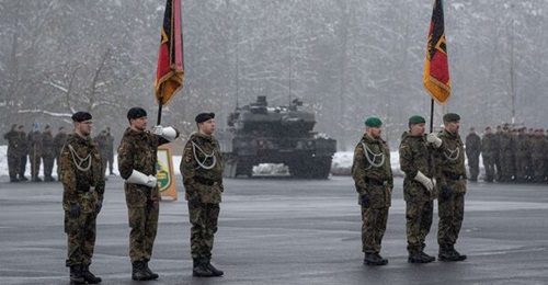 The handover of the unit flags of Panzerbataillon 203 (left) and Panzergrenadierbataillon 122 (right) in Oberviechtach, Germany, on 4 February formalised the subordination of the two battalions to Panzerbrigade 45 'Litauen'.