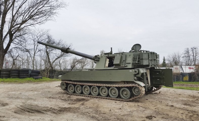 An upgraded Italian M109L from the rear fitted with the Leonardo 155 mm/52 calibre ordnance partly elevated, and with spades either side of the hull in raised position. (Leonardo)