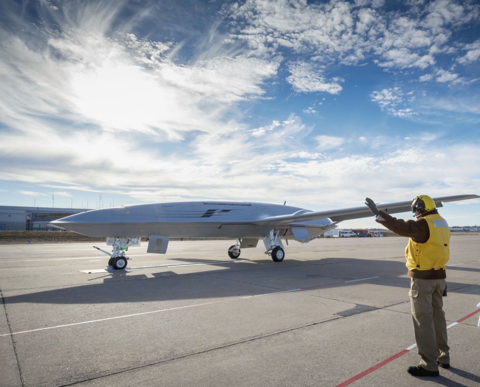 A dedicated carrier-based aerial refuelling tanker such as the MQ-25A could enable USN carrier air wing aircraft to reach combat air patrol stations 1,000 n miles from the carrier and conduct long-range attacks. (USN)