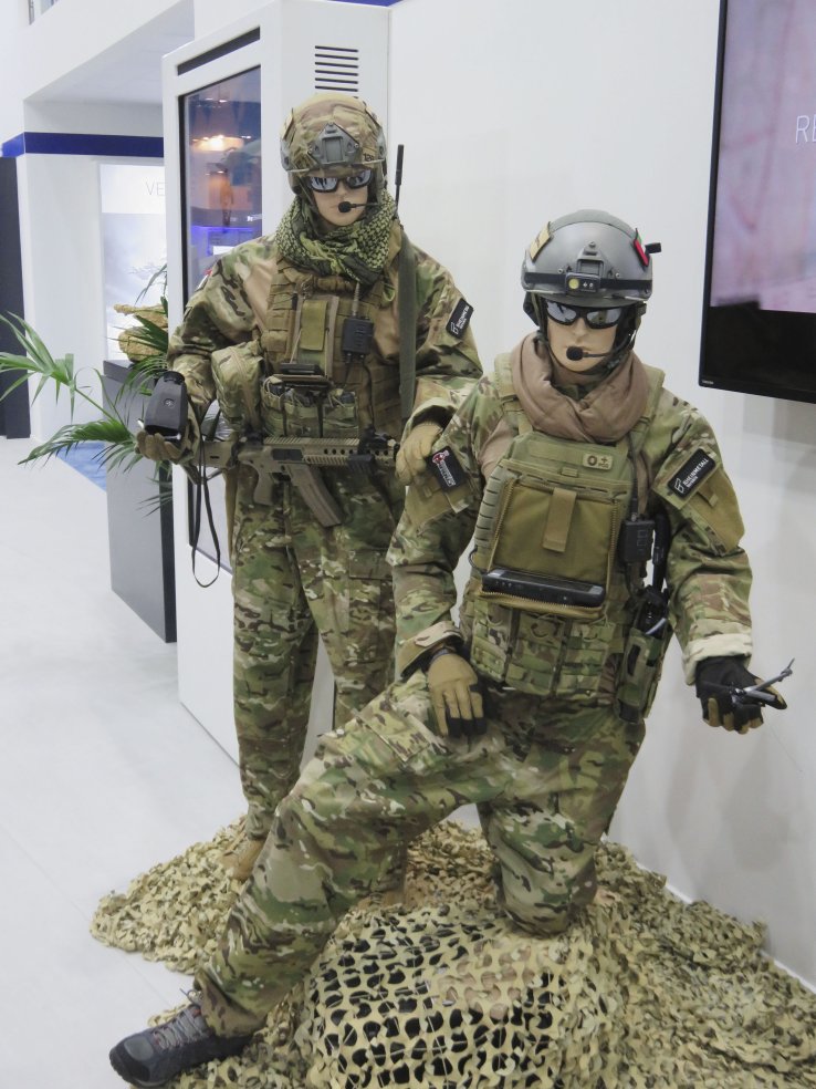 The Rheinmetall Canada Argus soldier system displayed at IDEX 19 with the baseline Saab Linux display (left) and the chest-mounted Windows tablet for commanders (right). The antenna for the MPU5 is visible over the left-hand model’s left shoulder. (Giles Ebbutt)