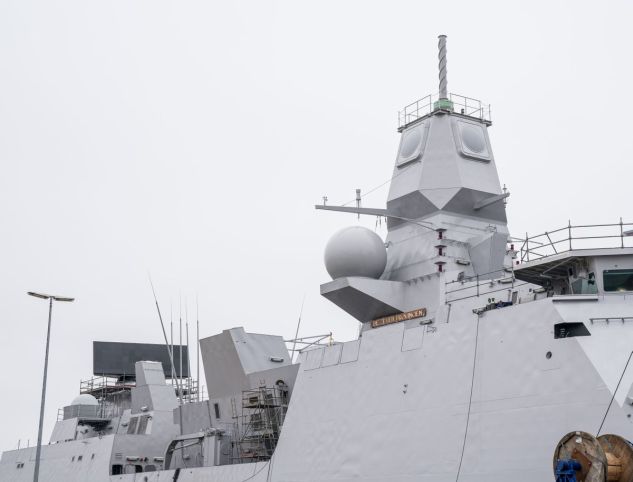 
        HNLMS
        De Zeven Provinciën
        has become the first LCF frigate to receive the new SMART-L MM/N L-band long-range radar.
       (Thales)