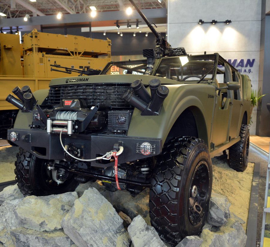 A first example of the LSA4 4×4 light strike vehicle is armed with a roof-mounted 12.7 mm MG, 7.62 mm MG to right of the driver, and electrically operated smoke grenades. (IHS Markit/Patrick Allen)