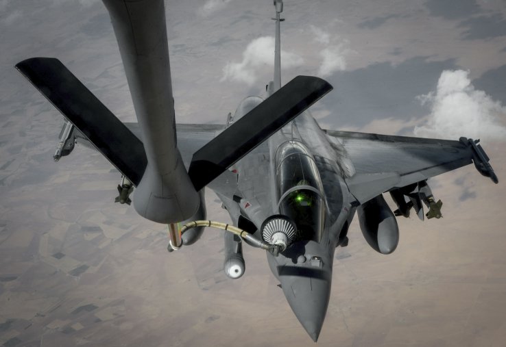 A French Air Force Rafale B F3 takes on fuel from a USAF KC-135 Stratotanker when taking part in Operation Inherent Resolve in July 2017. France’s ALLIANCE DACAS system is now officially operational aboard this type of aircraft. (Copyright USAF/Staff Sgt Michael Battles)