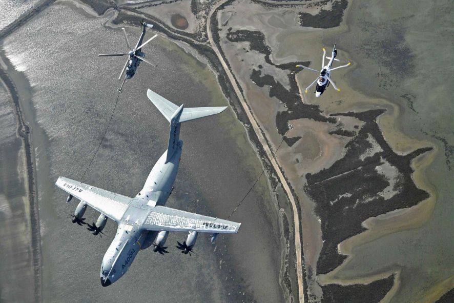 During trials, an A400M made dry aerial refuelling contacts with an H225M (right hose) while an H160 (left hose) conducted proximity tests. (Airbus)