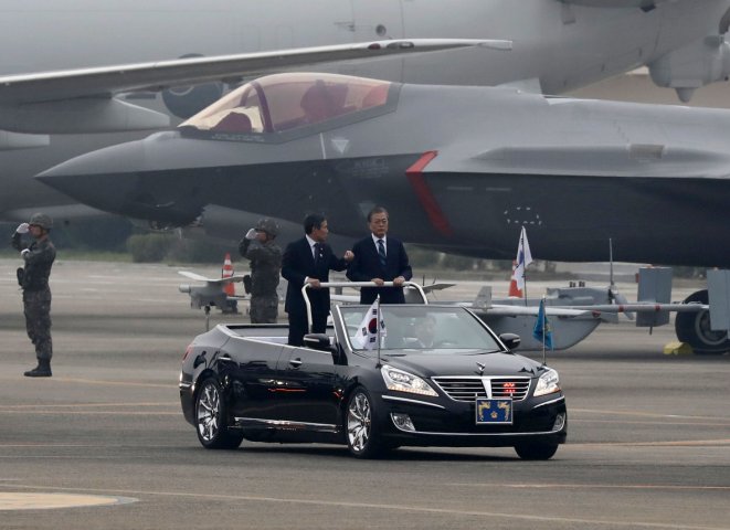 The RoKAF’s F-35 Lightning II Joint Strike Fighter (background) made its official public debut during the 71th anniversary of South Korea’s Armed Forces Day on 1 October. (Jeon Heon-Kyun/AFP/Getty Images)