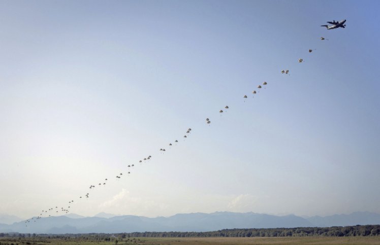 Airbus demonstrated a ‘sim sticks’ parachute drop of 80 French and Belgian paratroopers on 7 October. The British Army uses a different parachute system and so requires a separate bespoke clearance effort. (Airbus)