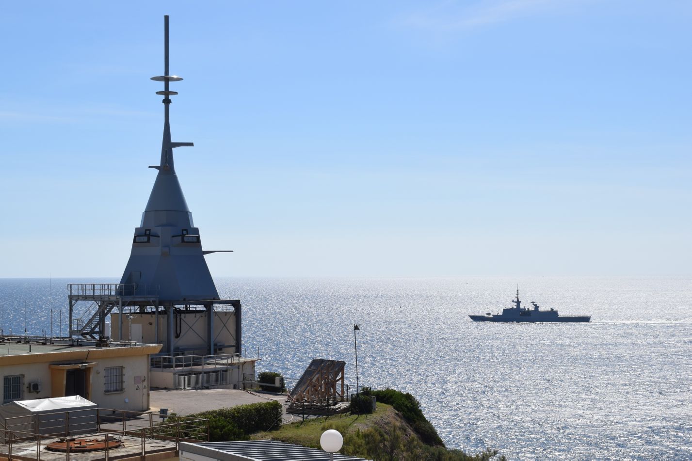 An FDI integrated mast, developed by Naval Group, has been erected at the SESDA  facilities to host the Sea Fire radar. (IHS Markit/Emmanuel Huberdeau)