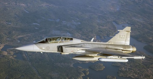The EAJP was flight-tested for the first time on 4 November. The pod is visible on the Gripen D's port outer pylon.