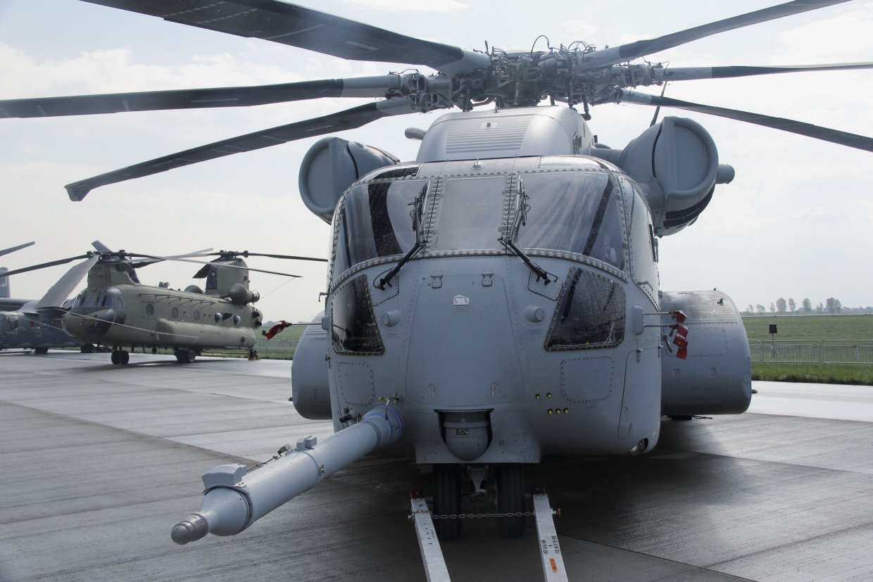 The CH-53K (foreground) and CH-47F (background) at the ILA Berlin 2018 Airshow. (IHS Markit/Gareth Jennings)