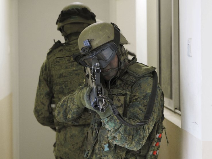 Singapore army commandos advance to a target during an urban operations training exercise. Singapore has commissioned a new command centre to enhance the military’s ability to respond to terror attacks.  (Janes/Kelvin Wong)