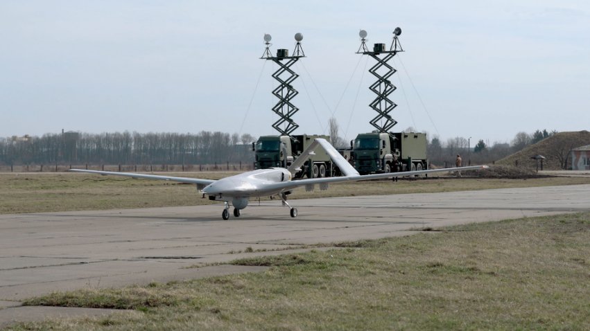 
        A Ukrainian Bayraktar TB2 is seen with ground control stations in the background. The same Ford 2533 trucks with elevating platforms were seen being unloaded from the cargo ship 
        Amazon
         when it docked in Tripoli on 18 May, according to the UN panel of experts on Libya report. 
       (Ukroboronprom)