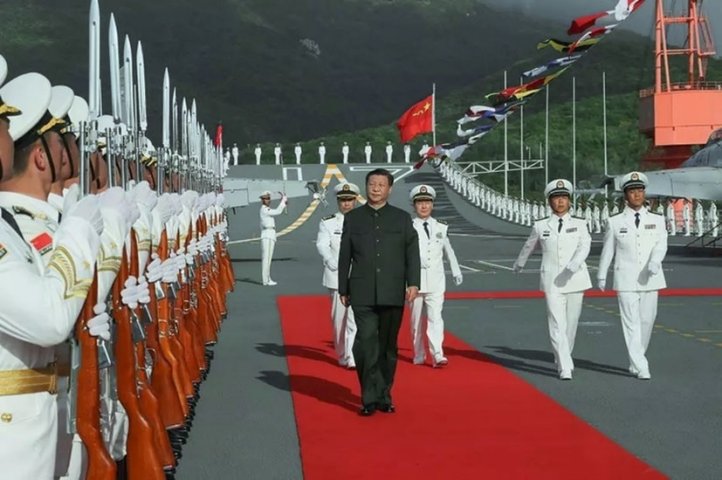 
        Chinese President Xi Jinping attended the commissioning ceremony of 
        Shandong
        , the PLAN's second aircraft carrier, on 17 December at the Sanya-Yulin naval base on Hainan Island. 
       (Via 81.cn)