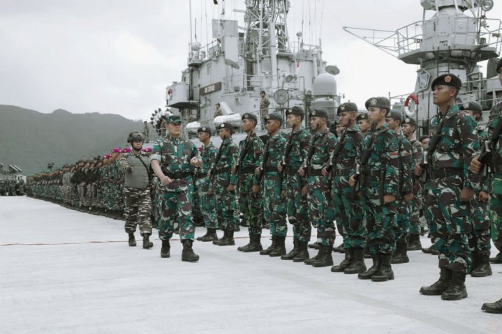 Vice-Admiral Yudo Margono, commander of the Indonesian Armed Forces Joint Regional Command I, inspecting the military line up at Great Natuna Island on 5 January. (Indonesia Armed Forces)