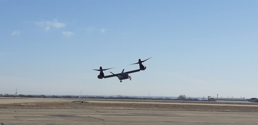 The V-280 flies sideways on 8 January 2020 in Dallas. (Jane’s/Pat Host)