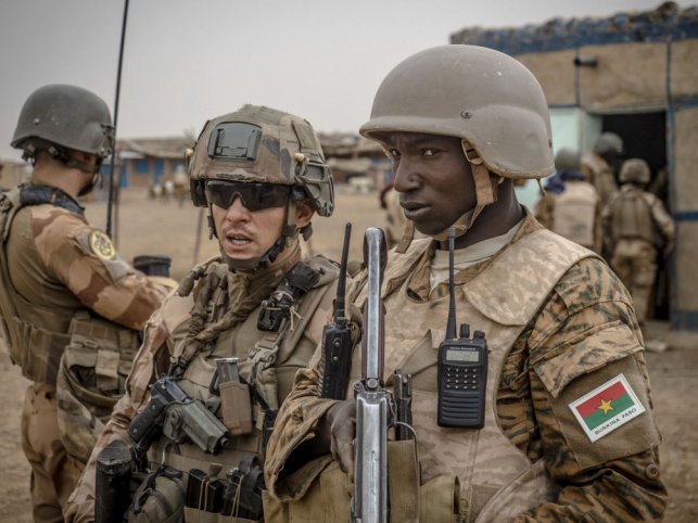 French soldiers from the Richelieu Desert Battle Group (GTD) are seen after crossing from Mali into northern Burkina Faso to link up with soldiers from the 11th Infantry Commando Regiment (RIC) during an operation in May–June 2019. (French Ministry of Armed Forces)