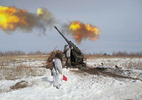 During an exercise in the Amur region, the Orlan-10 UAV was used to reconnoitre potential targets for units equipped with the 2S5 self-propelled howitzer like the one pictured. (Russian MoD)