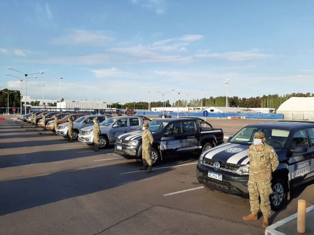 Volkswagen Argentina has loaned 70 Amarok pick-ups to the Argentine Army for use on relief operations during the Covid-19 pandemic. (Argentine Army)