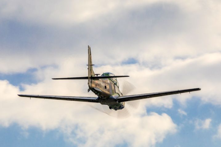 The first of 12 Super Tucanos for Nigeria climbs out of SNC’s production facility in Florida on its maiden flight. Deliveries to the Nigerian Air Force will commence in 2021. (Embraer)