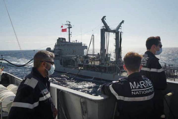 
        The Turkish tanker 
        Yabray Kudret Güngör
         refuels the French frigate 
        Courbet
         off Libya on 4 June.   
       (French Ministry of Armed Forces)