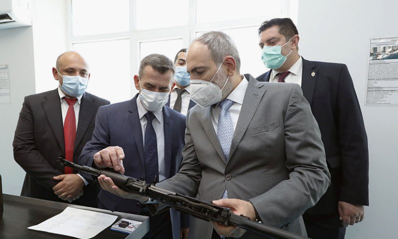 Armenian Prime Minister Nikol Pashinyan inspects an assault rifle during a visit to Armenia’s Kalashnikov assault rifle factory. (Press Office of the Government of Armenia)