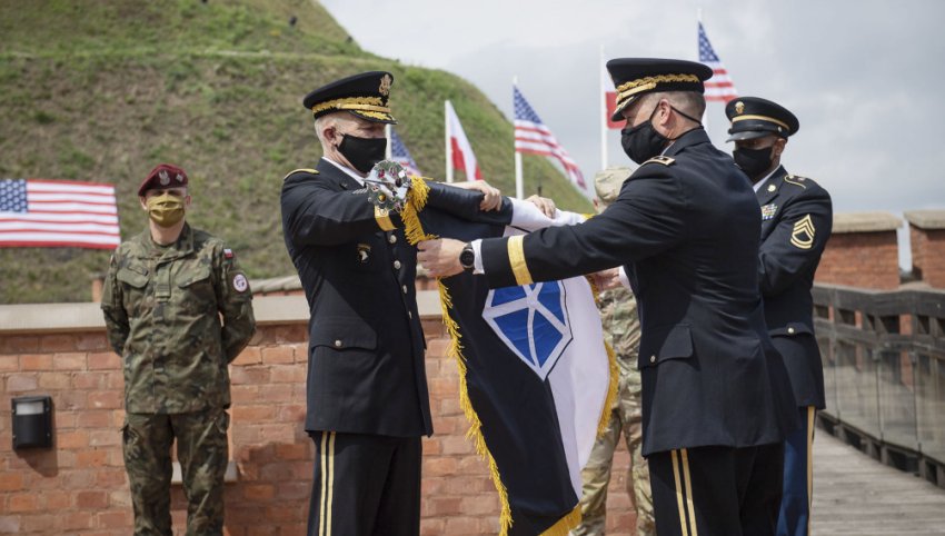 US Army chief of staff Gen James McConville (left) and V Corps commander Lt Gen John Kolasheski (right) unfurl the V Corps flag at Kościuszko Mound in Krakow, Poland, on 4 August. (Polish MND)