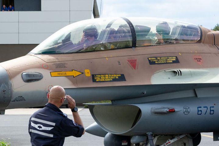 IAF F-16D crewmembers are greeted by an Israeli ground handler on their arrival into Germany for the first time in Israel’s history. (Luftwaffe)