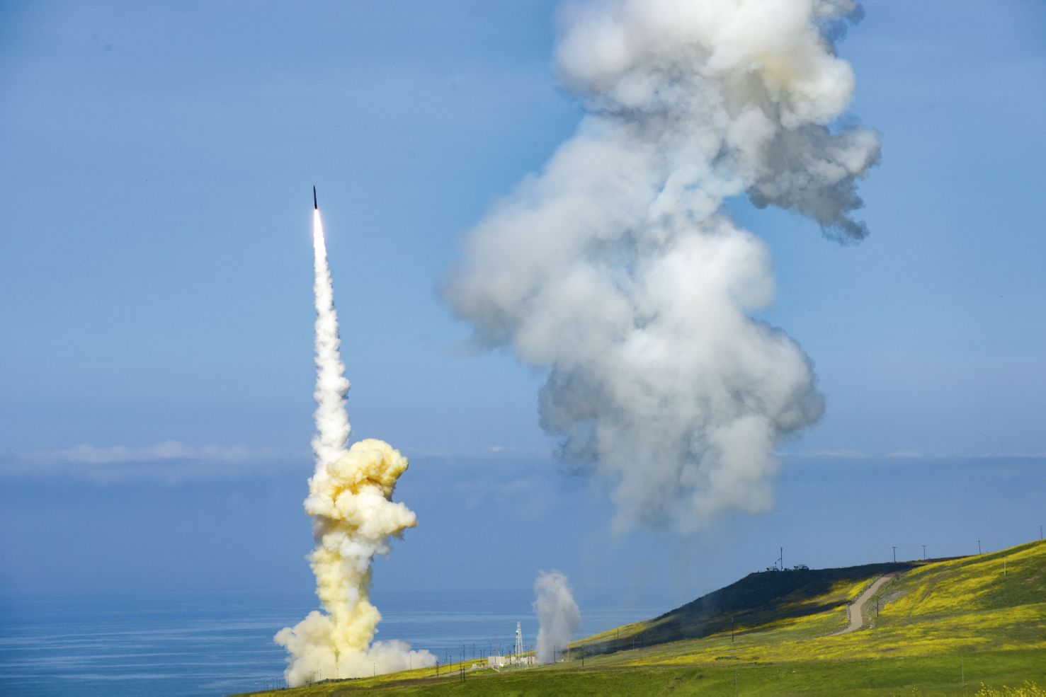 The ‘lead’ Ground-based Interceptor (GBI) is launched from Vandenberg Air Force Base, California in March, 2019, in the first-ever salvo engagement test of a threat-representative intercontinental ballistic missile (ICBM) target. The two EKV-equipped GBIs successfully intercepted a target launched from the Ronald Reagan Ballistic Missile Defense Test Site on Kwajalein Atoll. (US Missile Defense Agency)