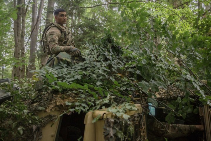 A US Army soldier sets camouflage netting during combat drills in Hohenfels, Germany. Camouflaging army units in emitter signal interference is one strategy service leaders are exploring, as part of a revamped EMSO strategy. (US Army)